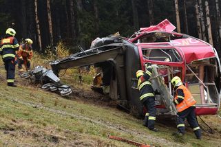 Zdemolovaný vrak kabiny lanovky musel z Ještědu dostat vyprošťovací tank - Novinky